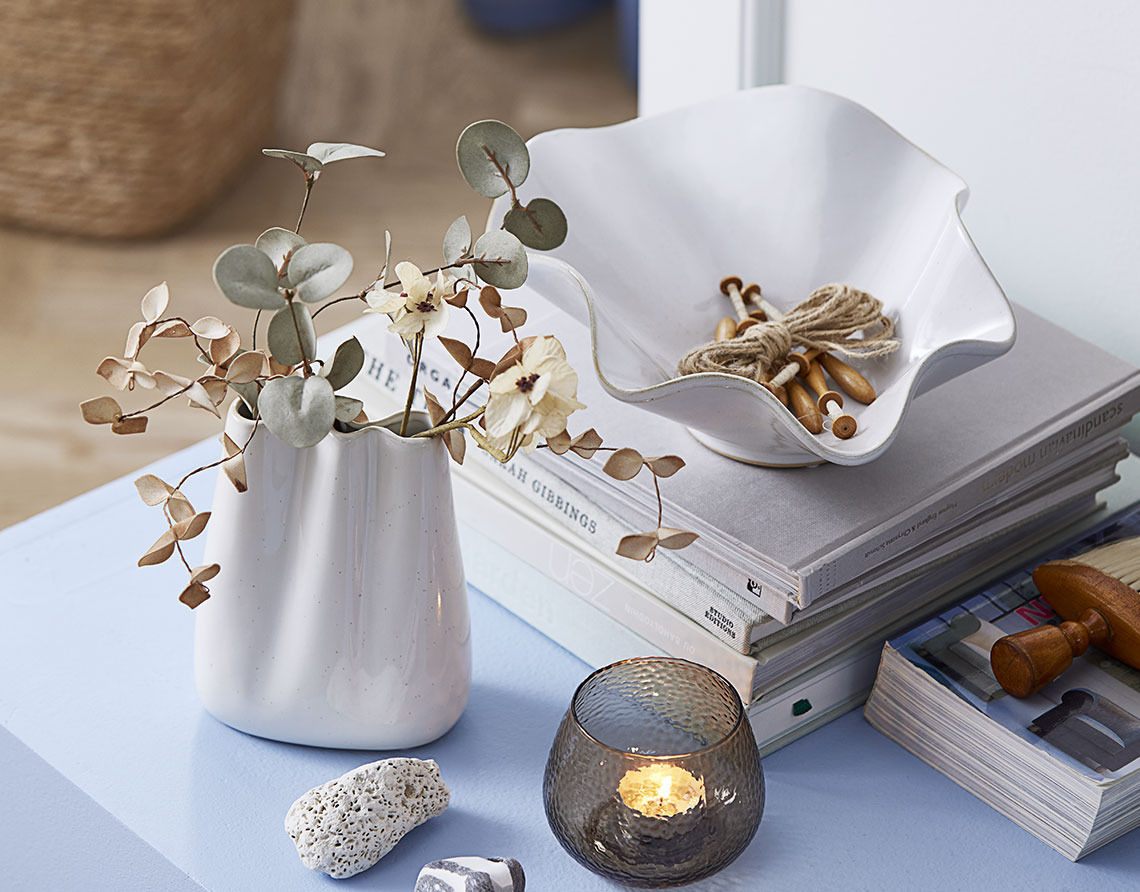 Vase aus Steingut mit Kunstblume, weiße Schale und Teelichthalter 